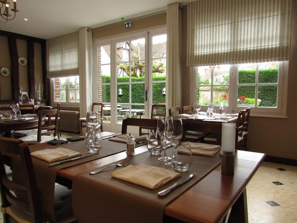 Auberge Du Grand Dauphin Dhuizon Luaran gambar