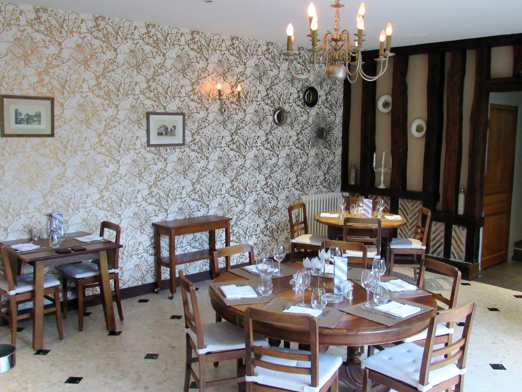 Auberge Du Grand Dauphin Dhuizon Luaran gambar